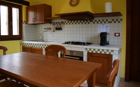 Casa Carletto, Abruzzo: Legna, Pavimentazione, Cucina, Mobilia, Elettrodomestico Da Cucina, Interior Design, Pavimento, Controsoffitto, Cucina Stufa, Apparecchio Major