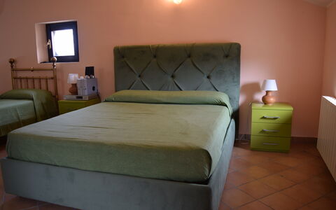 Casa Carletto, Abruzzo: Letto, Mobilia, Camera Da Letto, Bedding, Lenzuolo, Legna, Pavimento, Pavimentazione, Interior Design, Biancheria