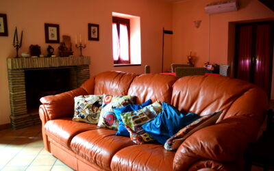 Casa Carletto, Abruzzo: Mobilia, Divano, Interior Design, Pavimentazione, Soggiorno, Pavimento, Legna, Camera, Tessile