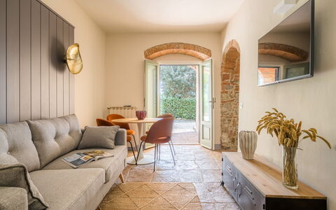 Passignano: Mobilia, Parete, Interior Design, Pavimentazione, Divano, Pavimento, Illuminazione, Soggiorno, Tavolo, Camera