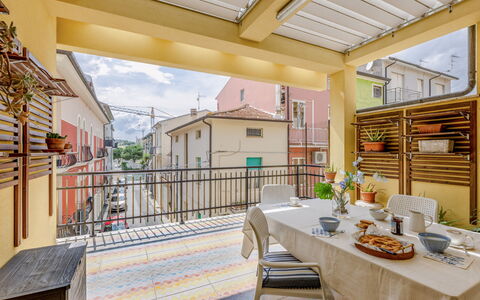 Casa Ballerini: Porta, Balcone, Appartamento, Vaso Di Fiori, Pianta Della Casa, Portico, Sedia, Dipingere, Color Legno, Corrimano