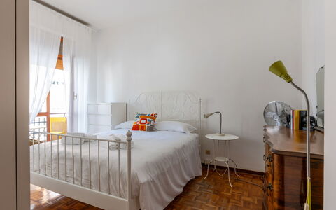 Casa Ballerini: Letto, Mobilia, Bedding, Camera Da Letto, Interior Design, Pavimentazione, Lenzuolo, Pavimento, Parete, Legna