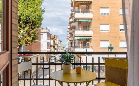 Casa Ballerini: Appartamento, Balcone, Urban Design, Condominio, Uso Misto, Portico, Sedia, Corrimano, Color Legno, Pianta Della Casa