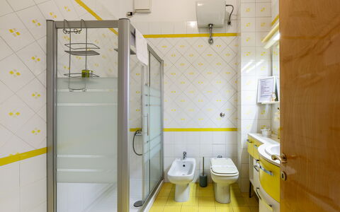 Casa Ballerini: Interior Design, Pavimentazione, Idraulico Fixture, Giallo, Pavimento, Bagno, Gabinetto, Idraulico, Toilet Seat, Piastrella