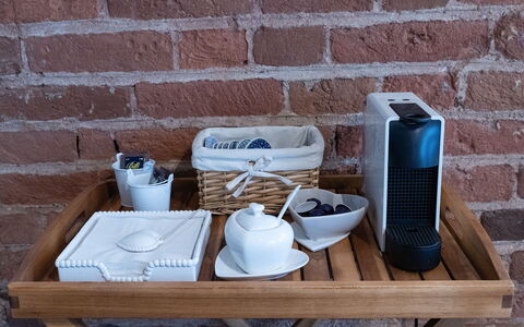 Dafne Suite: Tavola, Serveware, Mobilia, Tazza, Bicchieri, Cestino, Vaso Di Fiori, Cibo, Teacup