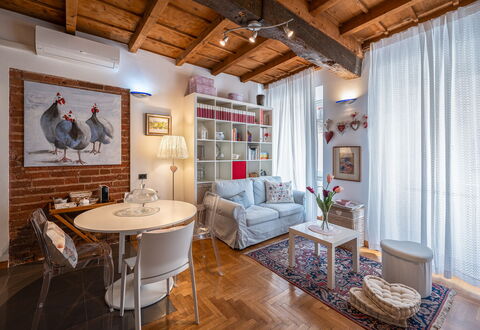 Dafne Suite: Mobilia, Interior Design, Parete, Pavimentazione, Pavimento, Tavolo, Soffitto, Camera, Divano, Soggiorno