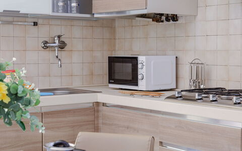 Suite Acquamare: Cucina, Controsoffitto, Elettrodomestico Da Cucina, Mobilia, Cabinetry, Interior Design, Lavello, Pavimentazione, Legna, Apparecchio Major