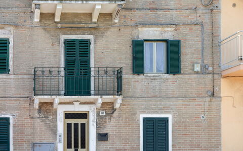 Suite Acquamare: Parete, Porta, Materiale Composito, Per Finestre, Porta A Casa, Balcone, Brick, Finestra Trattamento, Illuminazione Diurna