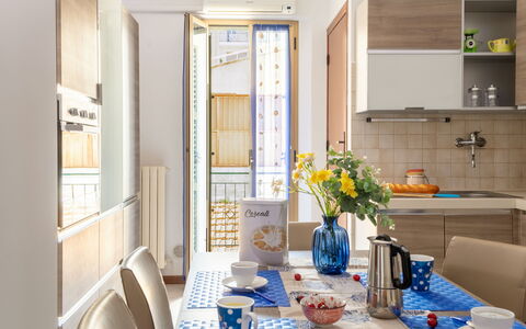 Suite Acquamare: Mobilia, Interior Design, Cucina, Elettrodomestico Da Cucina, Legna, Pavimentazione, Tavola, Apparecchio Major, Sedia, Tavolo