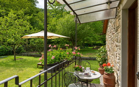 Villa Fornaci: Mobilia, Sedia, Mobili Da Esterno, Tavolo Esterno, Vaso Di Fiori, Pianta Della Casa, Giardino, Villetta, Shade, Cortile