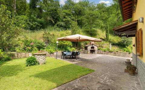 Villa Fornaci: Mobilia, Flagstone, Giardino, Mobili Da Esterno, Backyard, Shade, Landscaping, Sedia, Eco Hotel, Cortile
