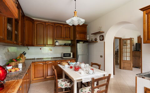 Villa Fornaci: Mobilia, Cucina, Interior Design, Controsoffitto, Cabinetry, Elettrodomestico Da Cucina, Legna, Pavimentazione, Soffitto, Camera