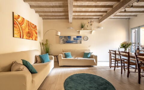 San Cristofano Blu Apartment Santa Croce, Florence: Mobilia, Interior Design, Pavimentazione, Divano, Parete, Pavimento, Legna, Camera, Soffitto, Soggiorno