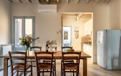 San Cristofano Blu Apartment Santa Croce, Florence: Mobilia, Pavimentazione, Interior Design, Legna, Pavimento, Tavolo, Cucina & Sala Da Pranzo Tavolo, Sedia, Soffitto, Sala Da Pranzo