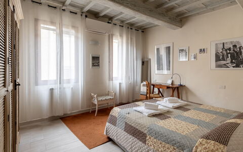 San Cristofano Blu Apartment Santa Croce, Florence: Parete, Interior Design, Pavimentazione, Pavimento, Camera Da Letto, Mobilia, Soffitto, Camera, Letto, Appartamento