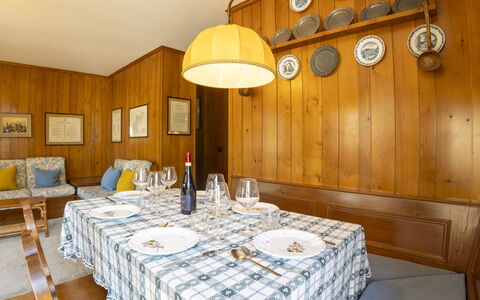 Bormio 16: Legna, Interior Design, Mobilia, Pavimentazione, Pavimento, Camera, Color Legno, Cucina & Sala Da Pranzo Tavolo, Soffitto, Sala Da Pranzo
