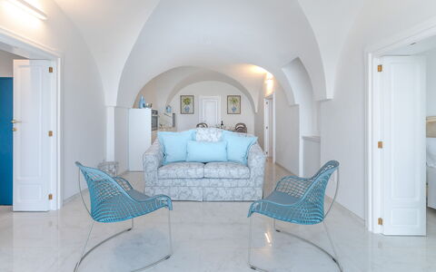 Villa Augusta Vista Mare: Blu, Mobilia, Interior Design, Divano, Pavimentazione, Pavimento, Soggiorno, Sedia, Tavolo, Camera