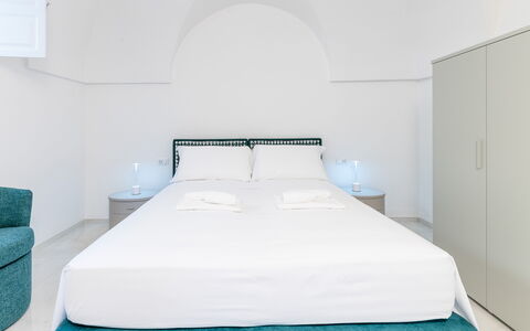 Villa Augusta Vista Mare: Interior Design, Pavimento, Mobilia, Pavimentazione, Camera Da Letto, Soffitto, Letto, Bedding, Lenzuolo, Telaio Del Letto
