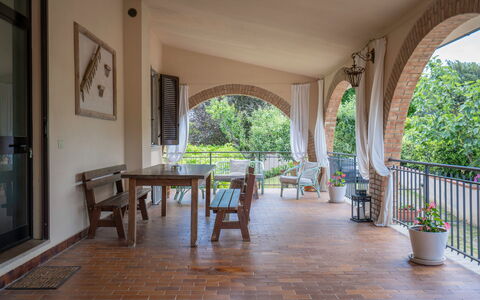 Il Campino, Pool, Montaione: Mobilia, Sedia, Soffitto, Portico, Color Legno, Cucina & Sala Da Pranzo Tavolo, Shade, Hacienda, Ricorrere, Mobili Da Esterno