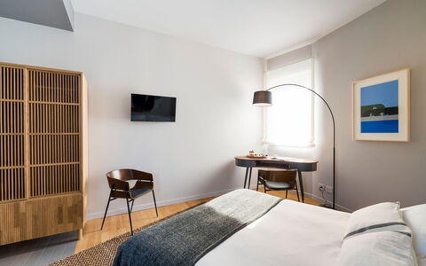 Il Monumento: Mobilia, Interior Design, Letto, Camera Da Letto, Bedding, Lenzuolo, Pavimentazione, Pavimento, Legna, Biancheria