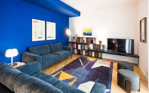 Il Monumento: Mobilia, Blu, Interior Design, Pavimentazione, Parete, Divano, Pavimento, Soffitto, Soggiorno, Camera