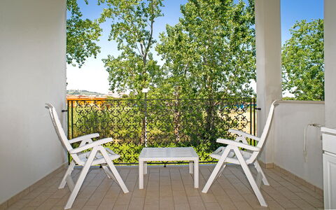 Tortoreto Apartment Close To The Sea, Ac,wi -fi: Mobilia, Sedia, Mobili Da Esterno, Portico, Balcone, Tavolo Esterno, Shade, Sedia Pieghevole, Deck, Color Legno