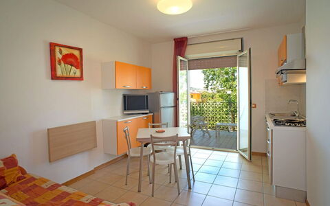 Tortoreto Apartment Close To The Sea, Ac,wi -fi: Appartamento, Sedia, Balcone, Shade, Cortile, Mobili Da Esterno, Cucina & Sala Da Pranzo Tavolo, Backyard, Pianta Della Casa