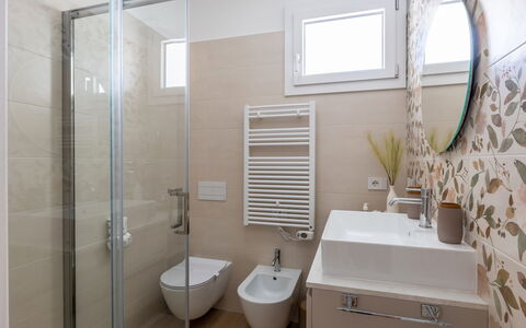 Perla Costa Conero: Bagno, Lavandino Del Bagno, Interior Design, Pavimentazione, Idraulico Fixture, Pavimento, Parete, Lavello, Gabinetto, Rubinetto