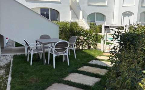 Perla Costa Conero: Shade, Hacienda, Cortile, Landscaping, Mobili Da Esterno, Erba Sintetica, Backyard, Piscina, Villa