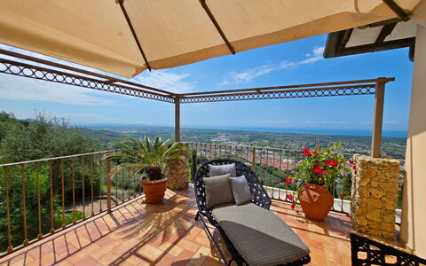 Uno Sguardo sul Mare: Mobilia, Sedia, Mobili Da Esterno, Tavolo, Tavolo Esterno, Balcone, Vaso Di Fiori, Cucina & Sala Da Pranzo Tavolo, Terrazza, Eco Hotel