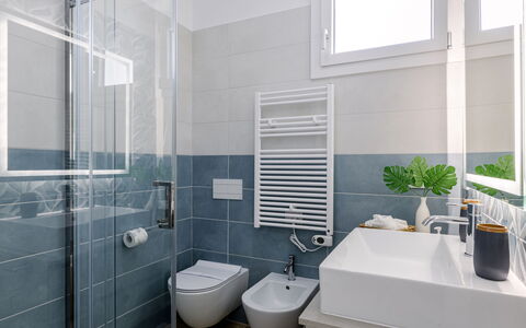 Brezza Costa Conero: Pavimentazione, Idraulico Fixture, Interior Design, Pavimento, Bagno, Gabinetto, Lavello, Toilet Seat, Rubinetto, Piastrella