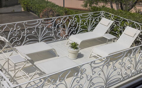 Villa Solaris: Balcone, Vaso Di Fiori, Metallo, Ferro, Corrimano, Mobili Da Esterno, Pianta Della Casa, Colonna, Acciaio, Tavolo Esterno