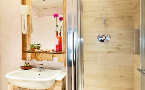 Il Canto Del Maggio: Bagno, Lavandino Del Bagno, Idraulico Fixture, Legna, Specchio, Interior Design, Pavimentazione, Rubinetto, Lavello, Idraulico