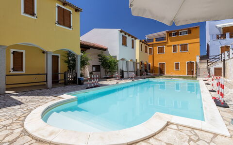 Luce del Mare: Piscina, Cittadina, Zona Residenziale, Casa, Insediamento Umano, Materiale Composito, Ricorrere, Mobili Da Esterno, Lettino, Hotel