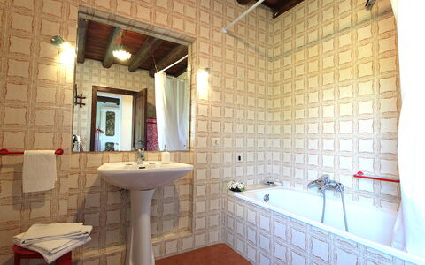 Casa Ballo delle Streghe, Garden, Montebelluna: Parete, Pavimentazione, Interior Design, Pavimento, Bagno, Idraulico Fixture, Soffitto, Lavandino Del Bagno, Idraulico, Camera