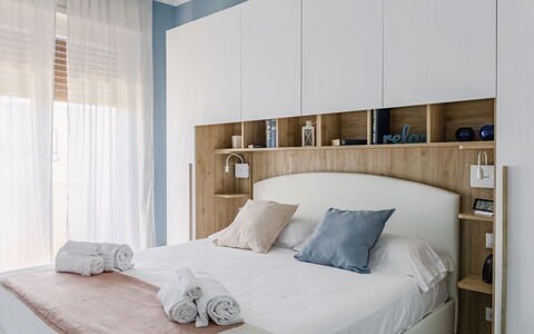 Altamarea Apartment: Mobilia, Letto, Camera Da Letto, Interior Design, Bedding, Lenzuolo, Legna, Biancheria, Camera, Pavimento