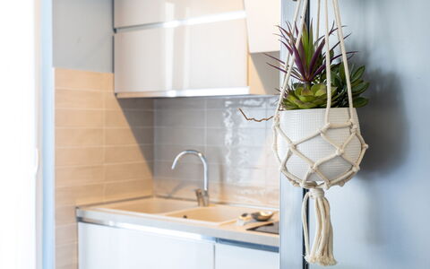 Altamarea Apartment: Interior Design, Vaso Di Fiori, Cucina, Pavimentazione, Pavimento, Pianta Della Casa, Controsoffitto, Camera, Vaso, Cabinetry