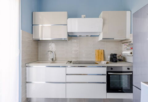 Altamarea Apartment: Elettrodomestico Da Cucina, Cucina, Cabinetry, Controsoffitto, Apparecchio Major, Pavimentazione, Mobilia, Interior Design, Legna, Elettrodomestico