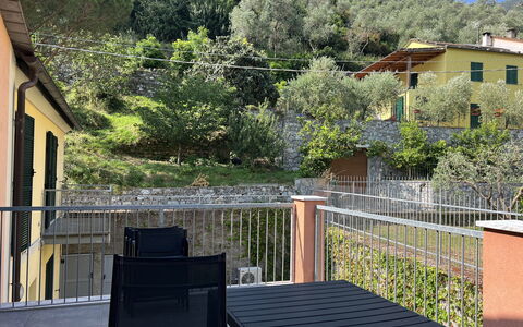 Anne-britt Home: Balcone, Portico, Recinzione, Shade, Cortile, Corrimano, Backyard, Pianta Della Casa, Hacienda, Eco Hotel
