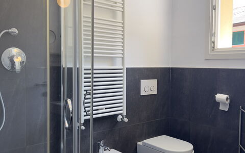 Anne-britt Home: Idraulico Fixture, Bagno, Pavimentazione, Toilet Seat, Gabinetto, Interior Design, Pavimento, Idraulico, Lavello, Rubinetto