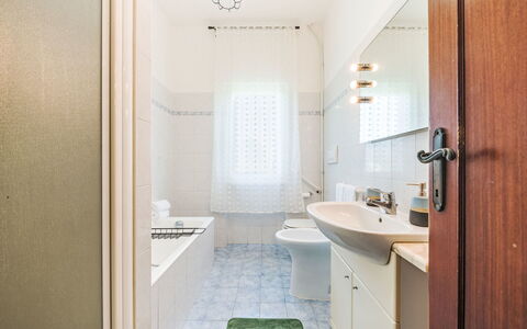 Celeste: Pavimentazione, Bagno, Parete, Pavimento, Interior Design, Idraulico Fixture, Soffitto, Lavandino Del Bagno, Idraulico, Illuminazione
