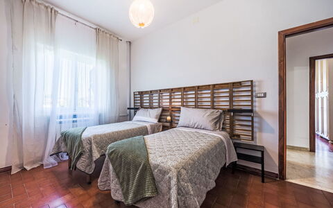 Celeste: Letto, Interior Design, Pavimentazione, Pavimento, Camera Da Letto, Legna, Lenzuolo, Mobilia, Bedding, Soffitto