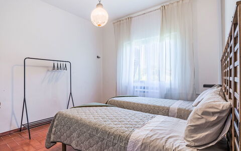Celeste: Letto, Camera Da Letto, Interior Design, Pavimento, Pavimentazione, Lenzuolo, Bedding, Legna, Mobilia, Tessile