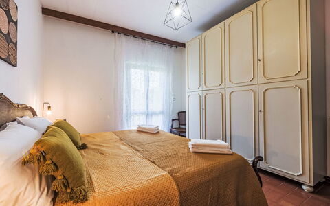 Celeste: Interior Design, Letto, Mobilia, Camera Da Letto, Parete, Pavimentazione, Pavimento, Camera, Lenzuolo, Legna