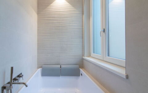 Vittoria Suite: Parete, Bagno, Pavimentazione, Vasca Da Bagno, Idraulico Fixture, Interior Design, Pavimento, Idraulico, Piastrella, Bicchiere