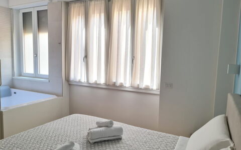 Vittoria Suite: Camera Da Letto, Letto, Bedding, Interior Design, Lenzuolo, Biancheria, Pavimento, Telaio Del Letto, Casa, Camera