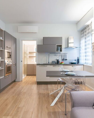 Vittoria Suite: Mobilia, Interior Design, Pavimentazione, Pavimento, Cucina, Legna, Cabinetry, Controsoffitto, Sedia, Soffitto