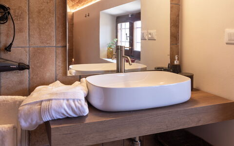 Villa Leone Reale: Bagno, Interior Design, Idraulico Fixture, Parete, Pavimentazione, Lavandino Del Bagno, Lavello, Rubinetto, Pavimento, Mobilia