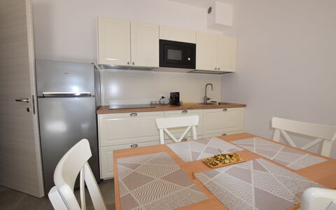 Casa In Collina: Mobilia, Interior Design, Pavimentazione, Pavimento, Legna, Camera, Cabinetry, Cucina, Apparecchio Major, Illuminazione