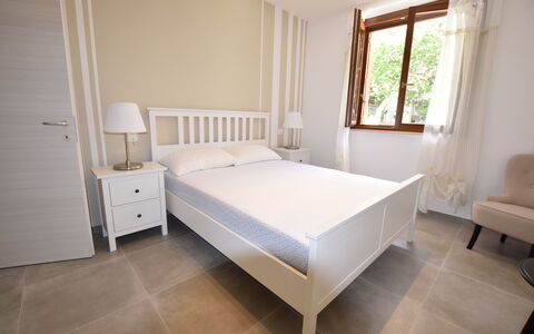 Casa In Collina: Letto, Mobilia, Bedding, Camera Da Letto, Interior Design, Lenzuolo, Pavimento, Pavimentazione, Legna, Camera